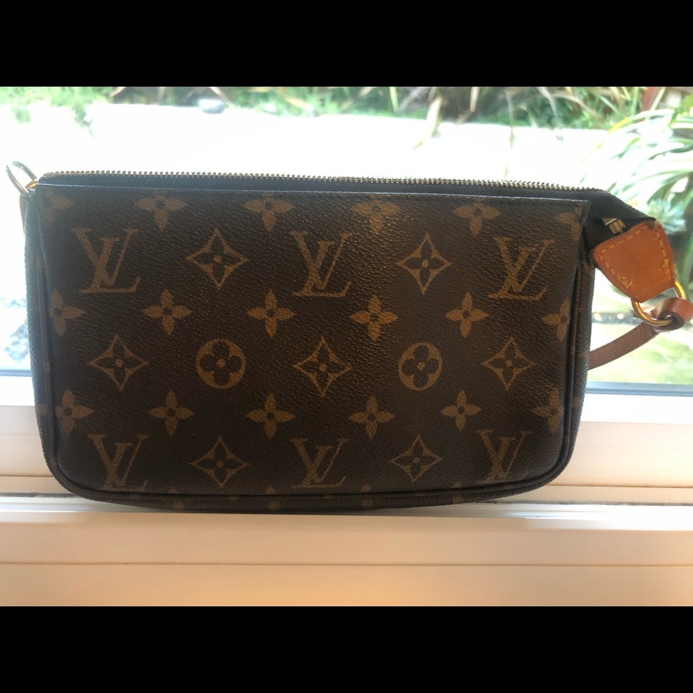 Louis Vuitton  Pochette Clutch w/Hook